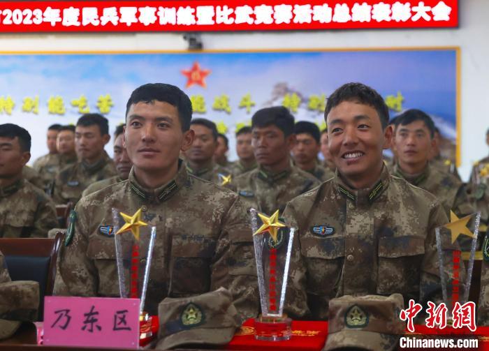 表彰大會上，獲獎選手開心瞬間?！敲衫?攝