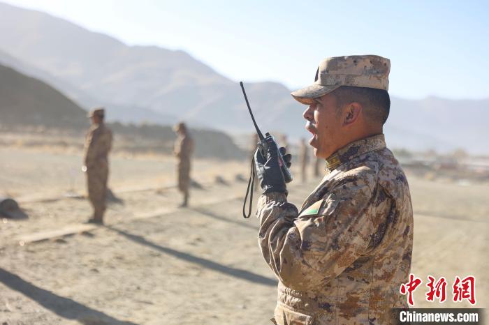 裁判員羅布次仁下達“臥姿裝子彈”口令?！敲衫?攝