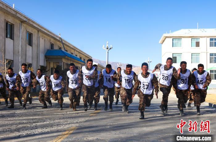 3000米開賽，選手們奮勇爭先?！敲衫?攝