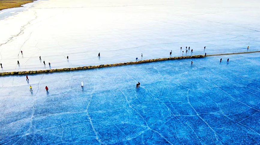 航拍冰上轉(zhuǎn)場(chǎng)。 張虎攝