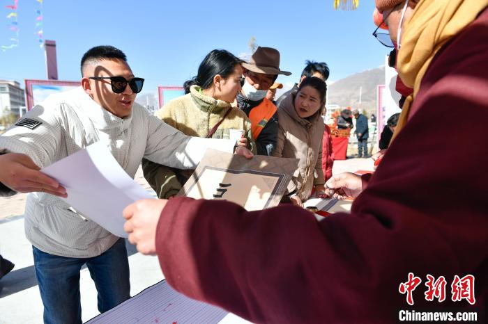 圖為展銷會現(xiàn)場。　貢嘎來松 攝