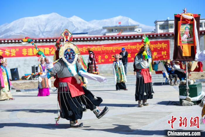 圖為藏戲非遺展演現(xiàn)場?！∝暩聛硭?攝