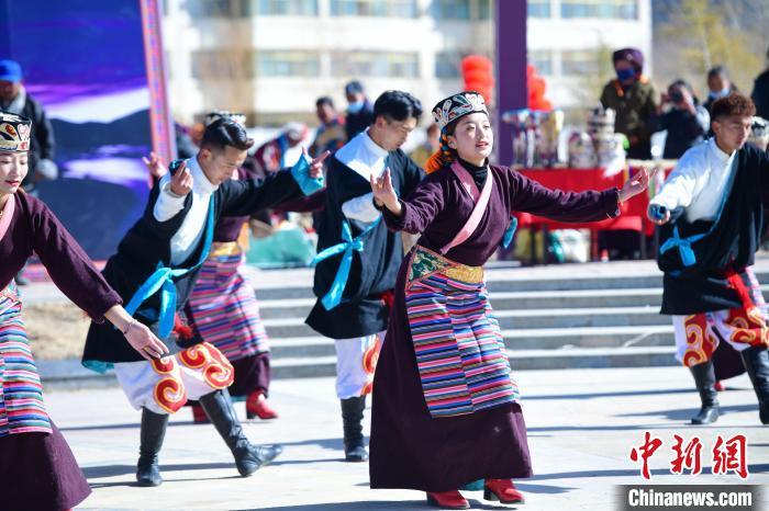 圖為藝術(shù)團表演“扎西果諧”。　貢嘎來松 攝