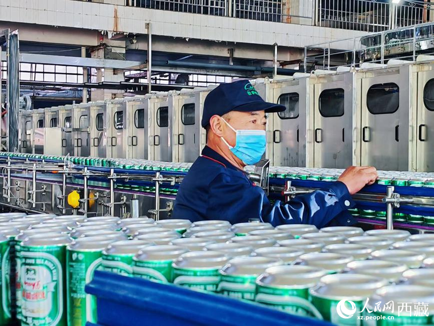 技術(shù)人員在生產(chǎn)線上檢查產(chǎn)品。人民網(wǎng) 李海霞攝