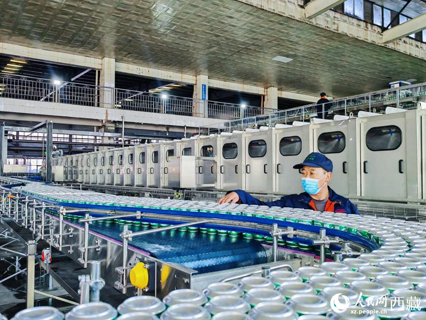 技術(shù)人員在生產(chǎn)線上檢查產(chǎn)品。人民網(wǎng) 李海霞攝