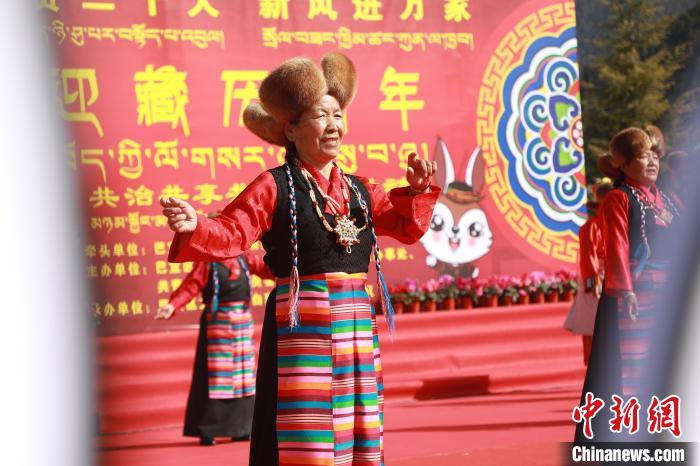 圖為藏歷新年活動(dòng)現(xiàn)場(chǎng)?！埩?攝