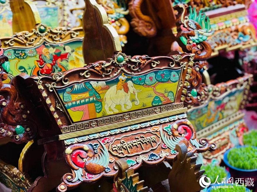 年貨市場(chǎng)上的切瑪盒（切瑪盒是藏歷新年吉祥物，是在精制斗型木盒中用隔板分開(kāi)，分別盛入炒麥粒和糌粑，插上仔卓，象征著人壽年豐、吉祥如意）。人民網(wǎng) 次仁羅布攝