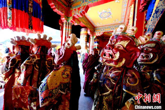 2月19日，楚布寺僧人們佩戴面具準(zhǔn)備參加跳神活動(dòng)。　李林 攝