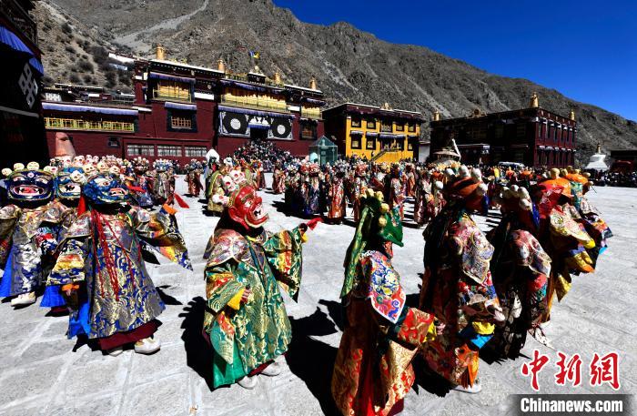 2月19日，楚布寺僧人們佩戴面具參加跳神活動(dòng)。　李林 攝