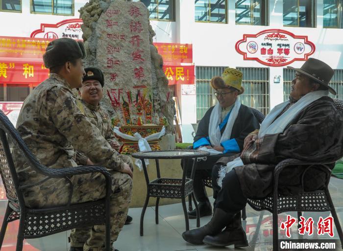 圖為阿里軍分區(qū)某邊防團官兵與駐地群眾拉家常?！詵| 攝