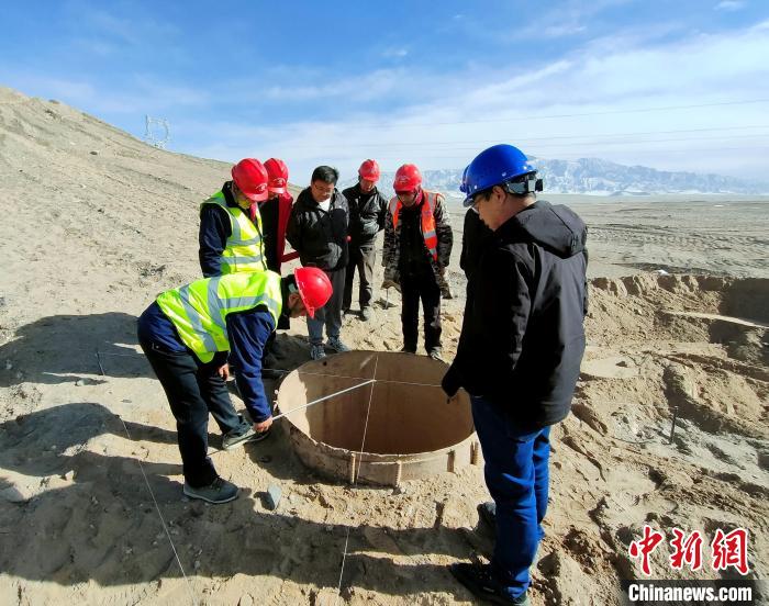 圖為施工人員檢查樁基護(hù)筒中心位置?！⒁婧?攝