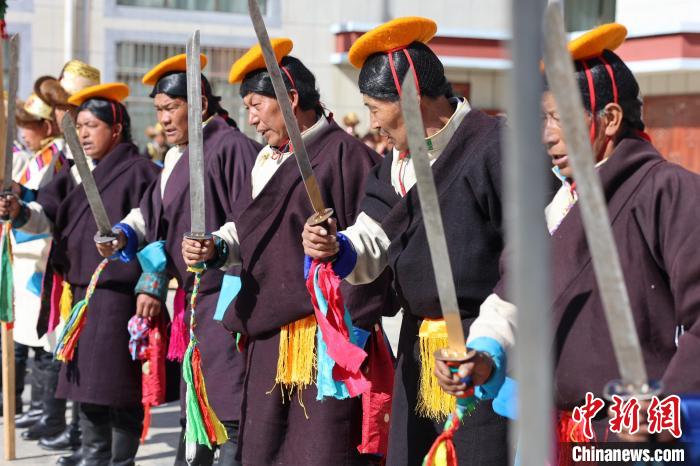 圖為藝人們手持藏刀表演加麻百·甲江?！愔闈扇?攝