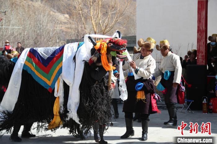 圖為民間藝人表演加麻百·甲江?！愔闈扇?攝