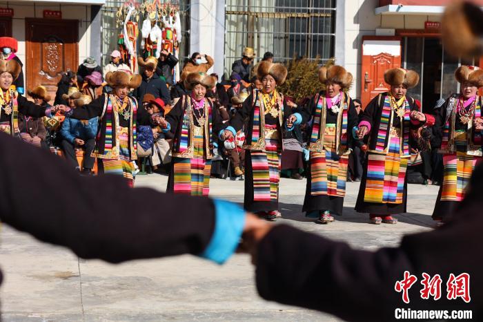 圖為民間藝人表演加麻“果諧”。　倫珠澤仁 攝