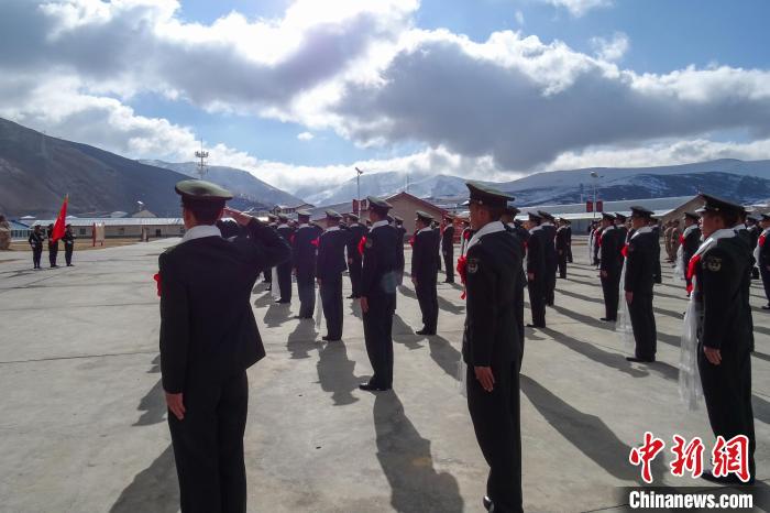 雪山下，退役士兵向軍旗敬軍禮?！±顚W(xué)文 攝