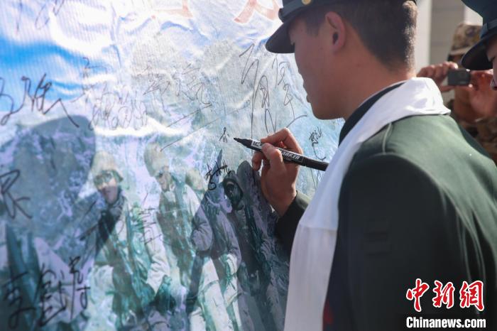 退役士兵簽名留念?！⒖≥x 攝