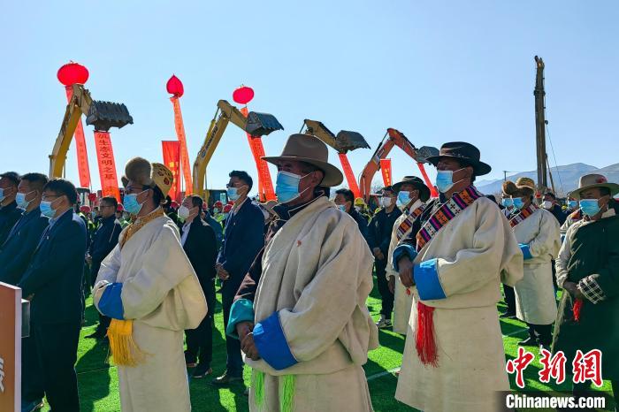 各方代表參加集中開復(fù)工儀式?！∧岈斪扛?攝