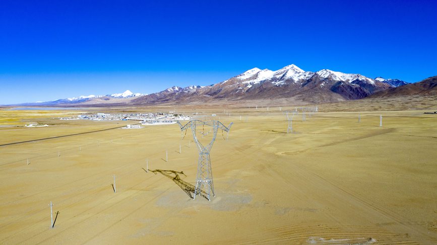 位于海拔4700多米的阿里聯(lián)網(wǎng)工程霍爾變電站。