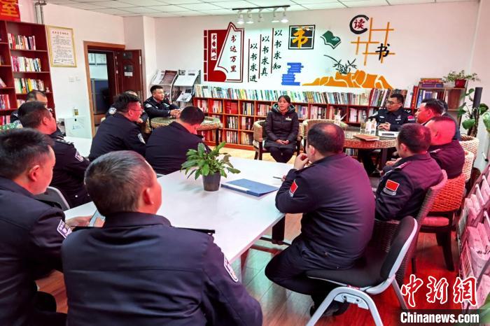 圖為亞東出入境邊防檢查站民警與銀行業(yè)務(wù)人員進(jìn)行金融知識深入交流?！『?攝