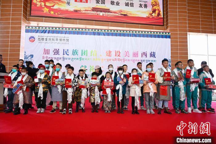 圖為部分獲獎學生合影。　趙朗 攝