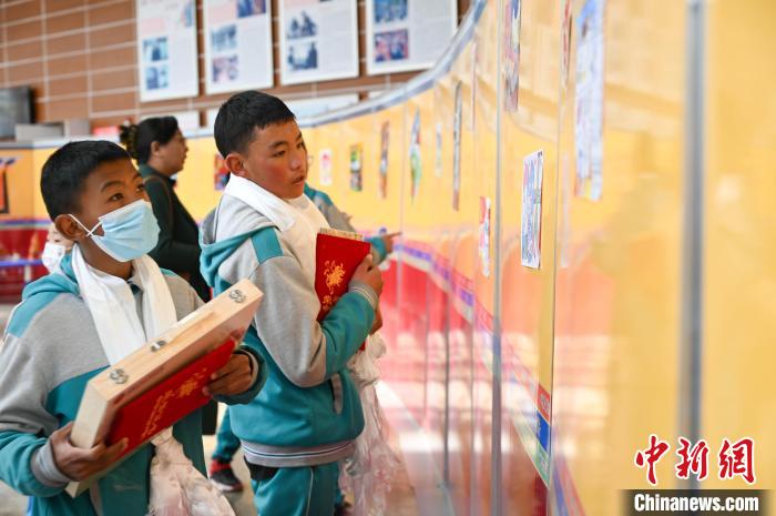 圖為學生參觀繪畫展?！≮w朗 攝