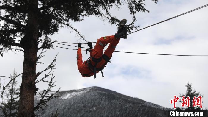 正在進(jìn)行橫渡訓(xùn)練?！∥骼@拉翁 攝
