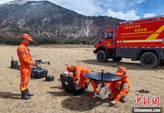 正在進(jìn)行通信通聯(lián)訓(xùn)練。　西繞拉翁 攝