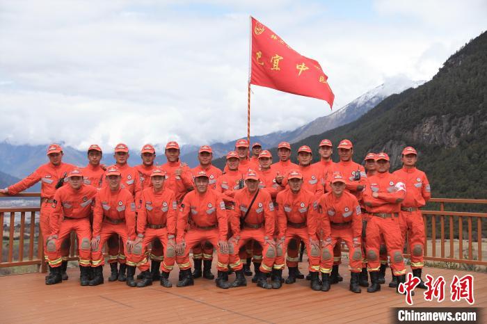 合影留念?！∥骼@拉翁 攝