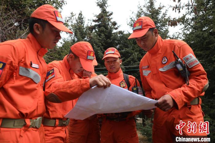 指戰(zhàn)員正在進(jìn)行地形勘察。　西繞拉翁 攝