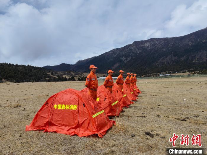 正在進(jìn)行帳篷搭設(shè)?！∥骼@拉翁 攝
