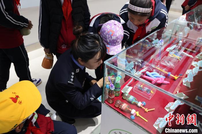 圖為亞東邊檢站民警為駐地小學(xué)生開展禁毒教育?！『?攝
