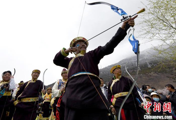 3月28日，選手參加響箭比賽?！±盍?攝