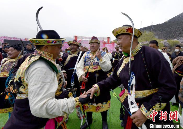 3月28日，選手射中靶心后慶祝?！±盍?攝
