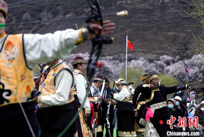 3月28日，選手參加響箭比賽?！±盍?攝