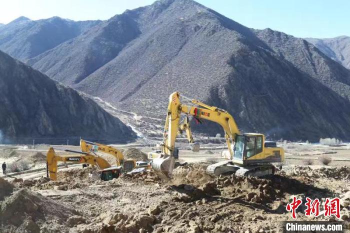 圖為高標(biāo)準(zhǔn)農(nóng)田建設(shè)施工現(xiàn)場(chǎng)?！「裆愔?攝