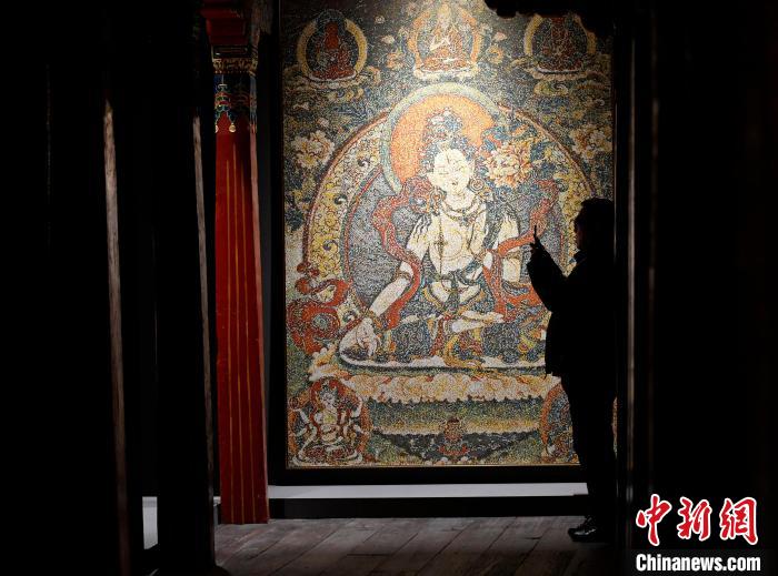 3月31日，觀眾欣賞展覽中的作品?！±盍?攝