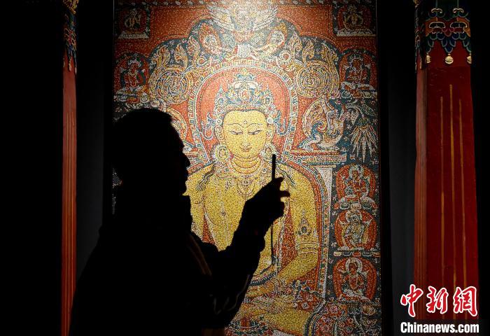 3月31日，觀眾欣賞展覽中的作品?！±盍?攝