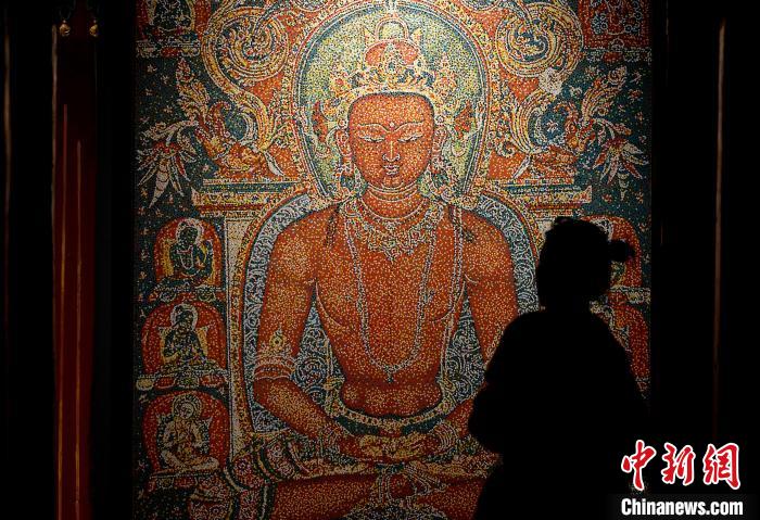 3月31日，觀眾欣賞展覽中的作品?！±盍?攝