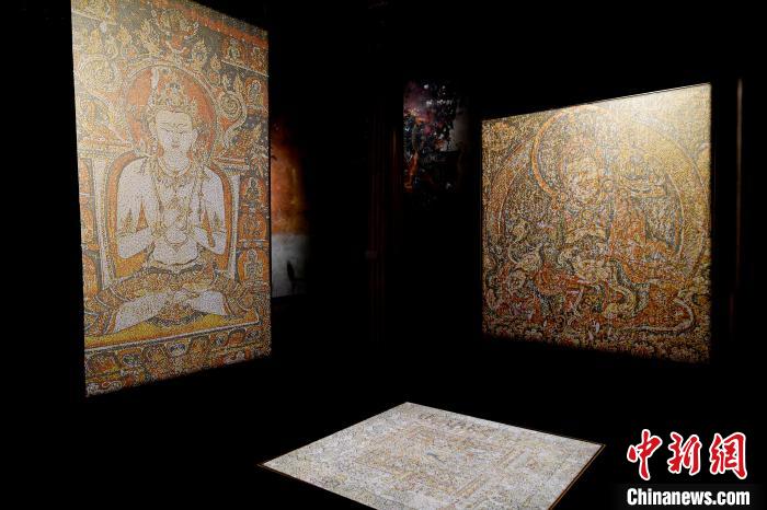 3月31日，觀眾欣賞展覽中的作品?！±盍?攝