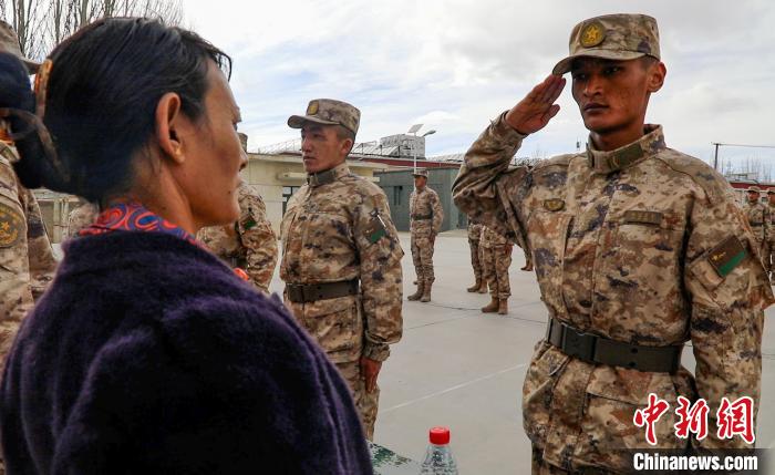 圖為列兵扎西加央向母親敬禮?！詵| 攝