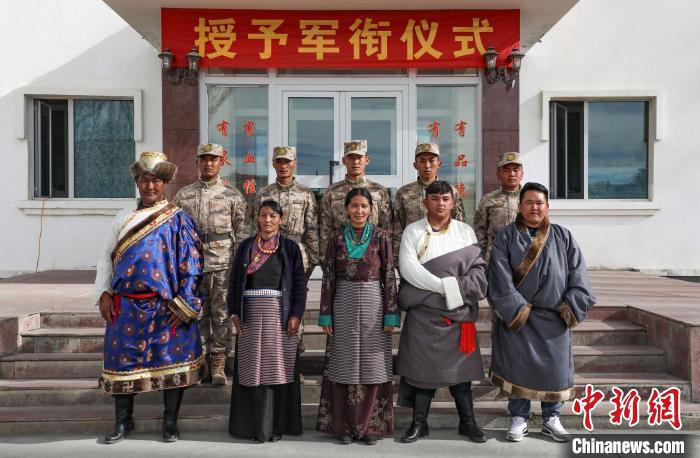 圖為列兵代表與親人合影留念?！詵| 攝