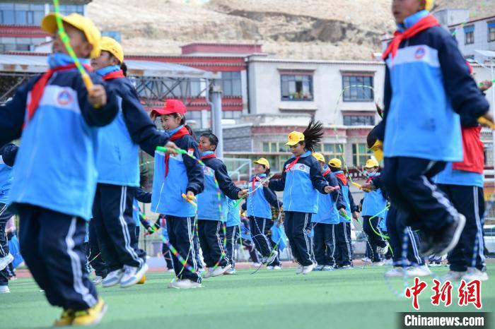 圖為學(xué)生正在練習(xí)跳繩?！∝暩聛?lái)松 攝