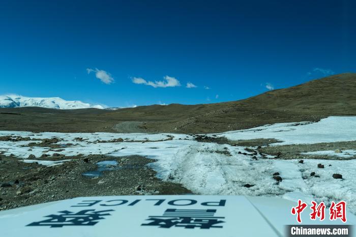4月5日，普瑪江塘邊境派出所巡邏車通過冰河路段。　江飛波 攝