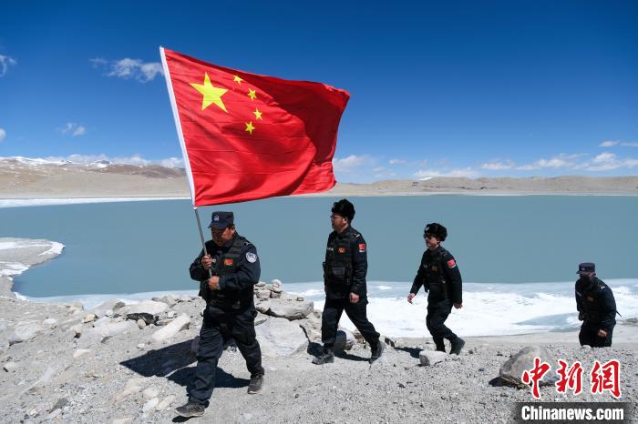 4月5日，普瑪江塘邊境派出所民輔警進行邊境巡邏?！〗w波 攝