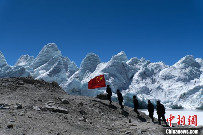 4月5日，普瑪江塘邊境派出所民輔警巡邏至四零冰川附近。　江飛波 攝