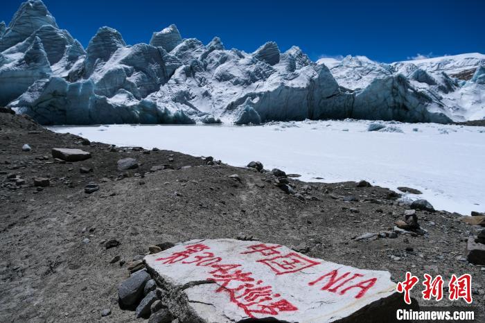 普瑪江塘邊境派出所民輔警巡邏標記?！〗w波 攝