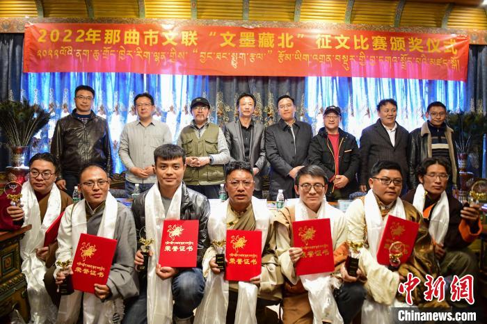 圖為獲獎人員合影留念?！∝暩聛硭?攝