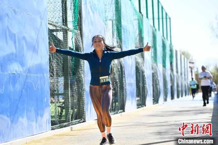 圖為5公里歡樂跑現(xiàn)場?！∝暩聛硭?攝