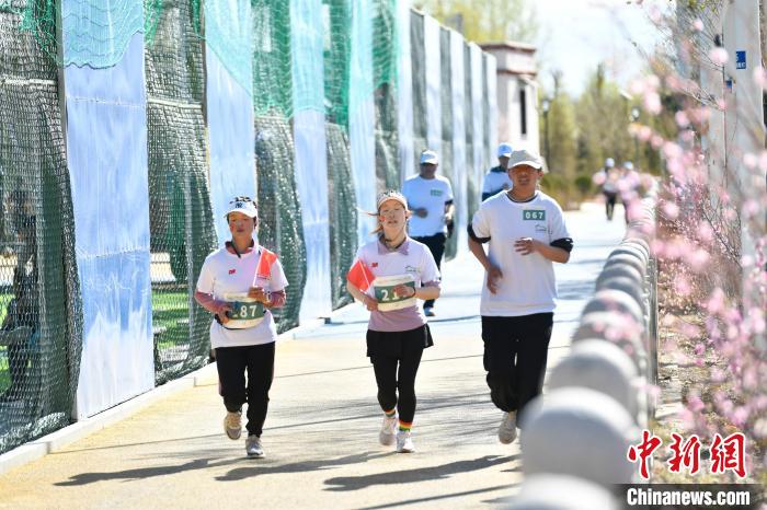 圖為5公里歡樂跑現(xiàn)場?！∝暩聛硭?攝