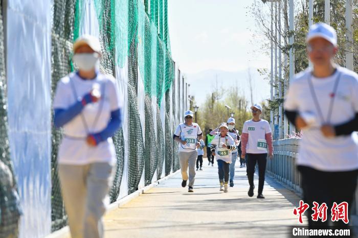 圖為5公里歡樂跑現(xiàn)場?！∝暩聛硭?攝